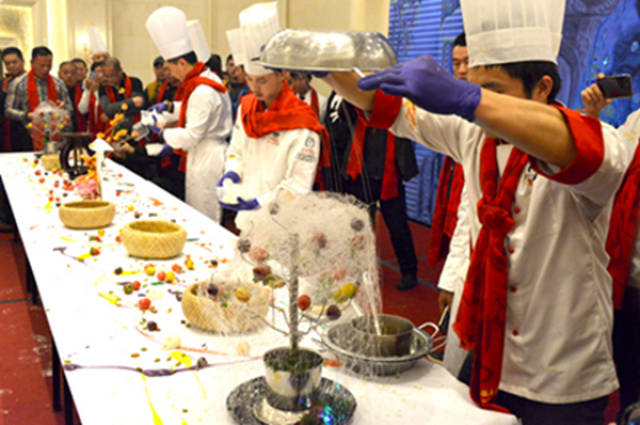 弟子们在进行分子料理展示-吕建伟摄 (吕建伟 文/图)