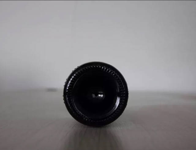 葡萄酒瓶底小小的凹槽竟然有这么大的作用!