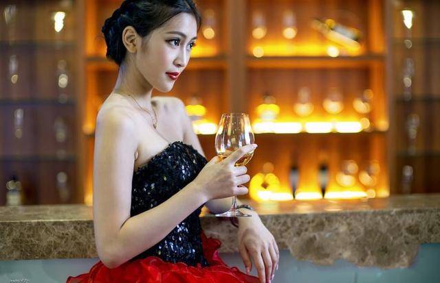 美女买酒却被老板缠上喝酒,到家后父亲告诉她一秘密,突然蒙了