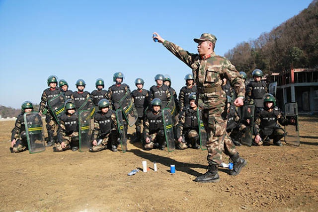 新兵实弹投掷 嗅到浓厚战场"硝烟味"