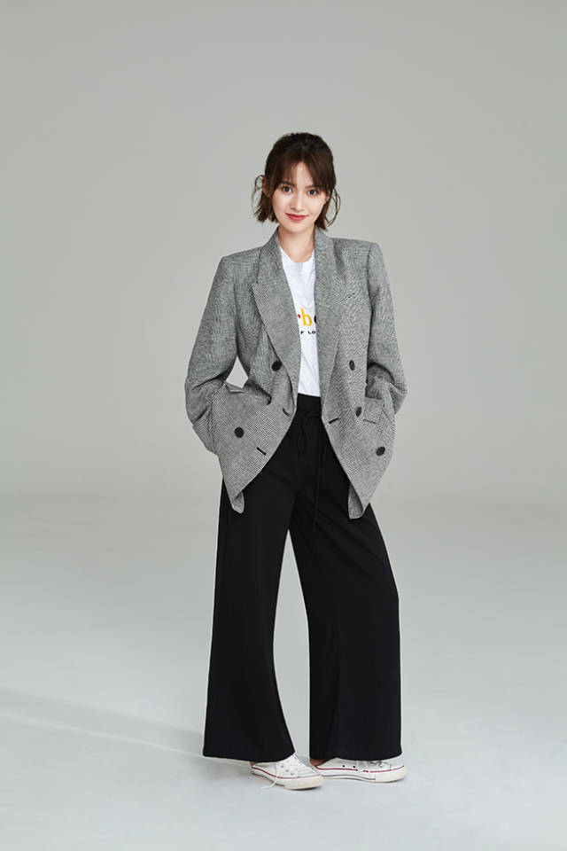 王美人曝光西装写真 复古质感look释放动人魅力