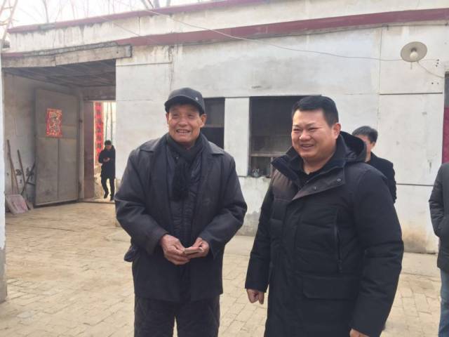 亿隆集团董事长许全堂为贫困户送帮扶金