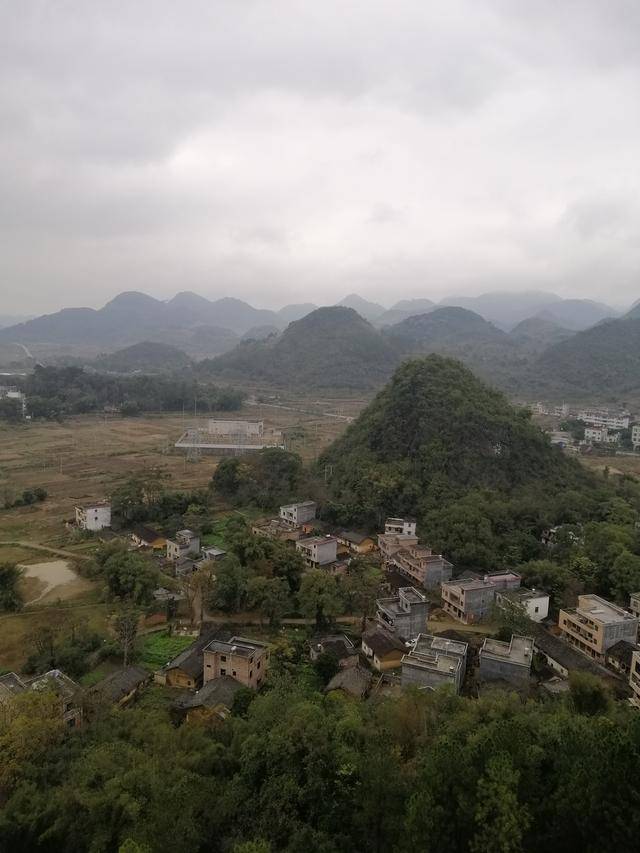 远眺阳山岭背镇