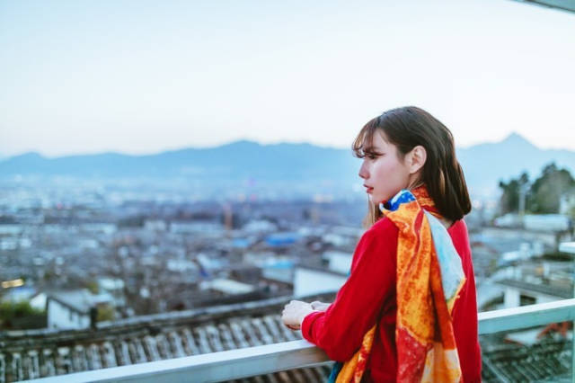 90后两美女游丽江,自拍居然比风景照还多.网友:可以说很漂亮了