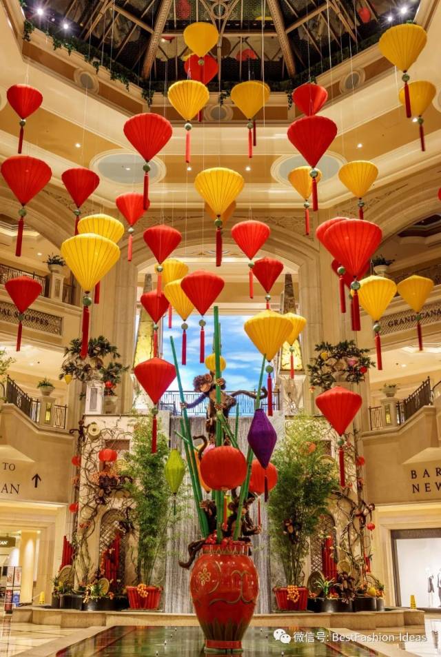 酒店新年装饰,他把两头猪圈进了大堂!气氛就来了!