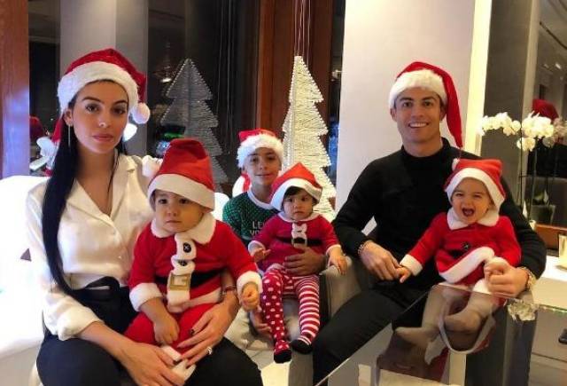 c罗又晒一家六口温馨照!5个月内第3次秀全家福 萌娃渐渐长大