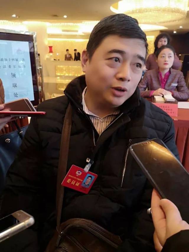 虽然报到的时间是下午一点,不到12点半,坐着电动轮椅的张海东就出现在