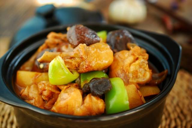 虽然说是家常版,但我加了一些土豆块,感觉比小店里的黄焖鸡好吃多了.