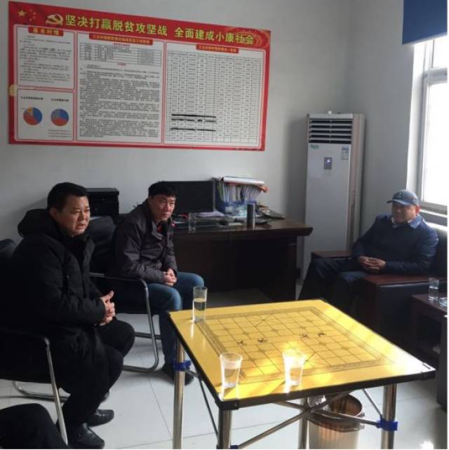 亿隆集团董事长许全堂与县乡干部共同商讨该村脱贫帮扶规划