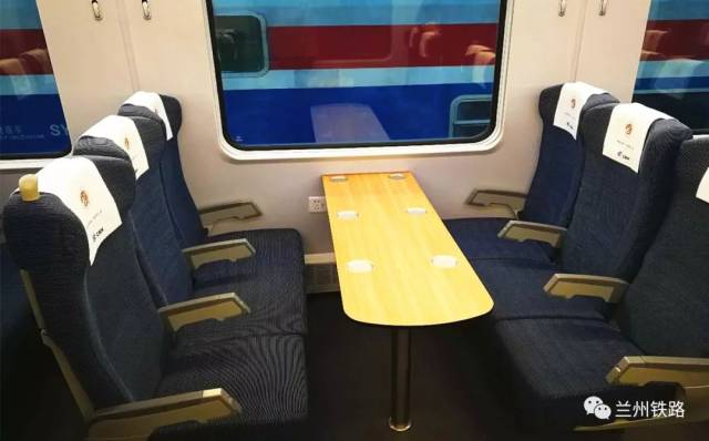 整洁的座椅,配上这简约的小桌,包您坐得舒适.