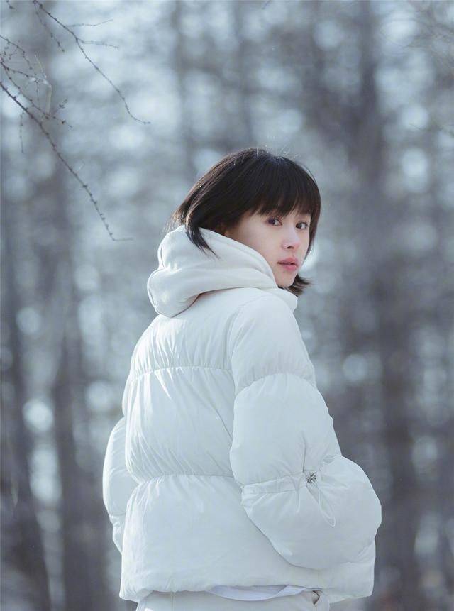 王子文一言不合秀可爱,白色羽绒服,甜到骨子里!_手机搜狐网