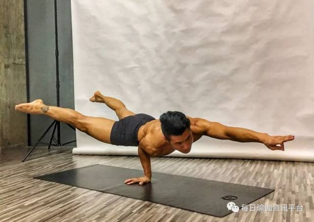 45岁苏有朋晒瑜伽照,谁说男生不能练习瑜伽?_手机搜狐网