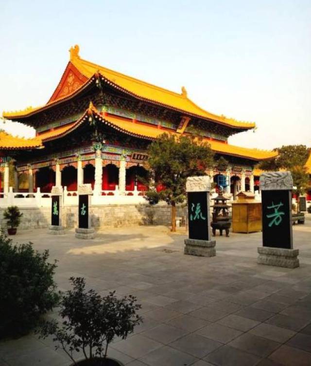 是河南现有世界上单姓最大的宗祠——中华(丘)邱氏总祠,位于洛阳偃师