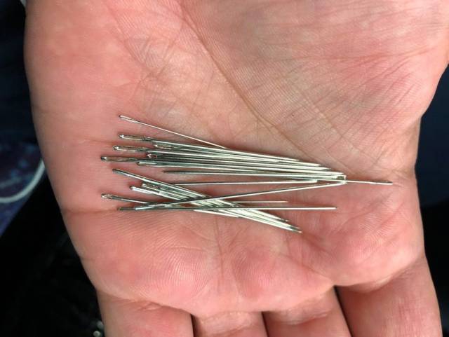 小哥表示: "一开始这些针藏在坐垫里面 我没注意到, 结果坐下的时候