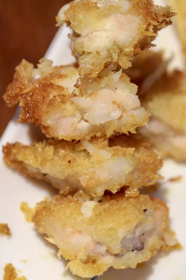 花枝虾排泛着金黄,每一块都有清晰可见的新鲜虾仁.