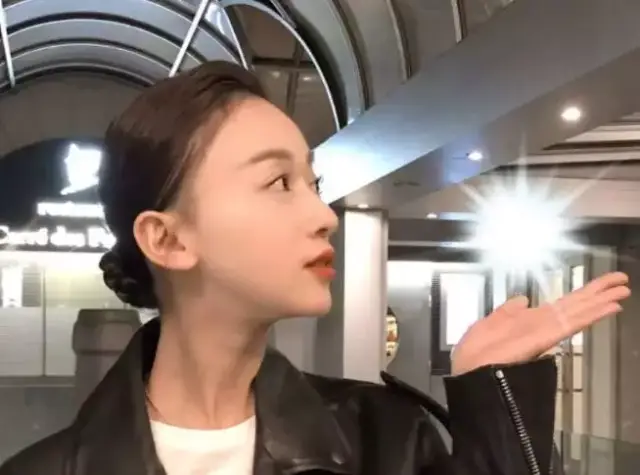 吴谨言现身机场,粉丝错认成杨天宝!