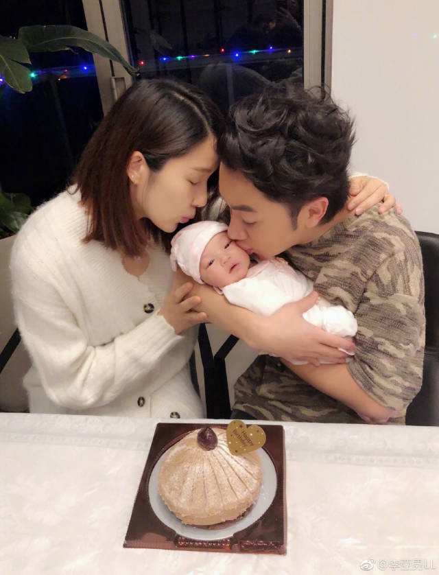 李亚男首晒女儿正面照,夫妻俩将女儿捧怀里