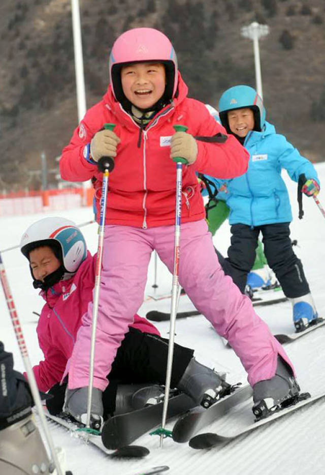 小学生滑雪照片图片