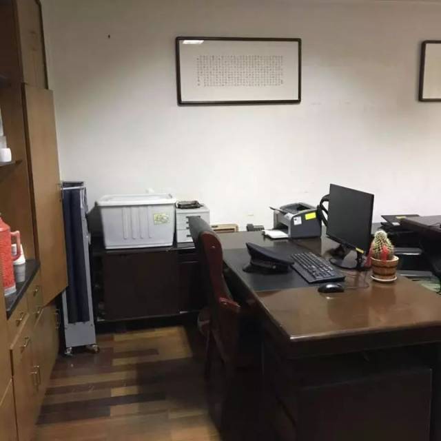 詹文锴的同事俞哲峰正在把一套全新的警服挂进詹文锴的衣柜,这是兄弟