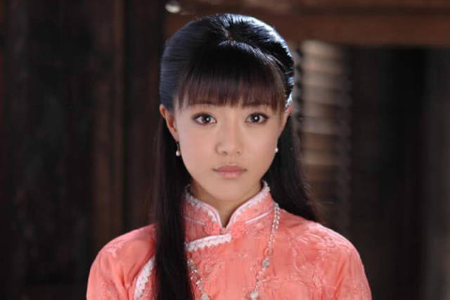 侍剑出自《侠客行》之中,她本是长乐帮帮主石中玉的婢女.