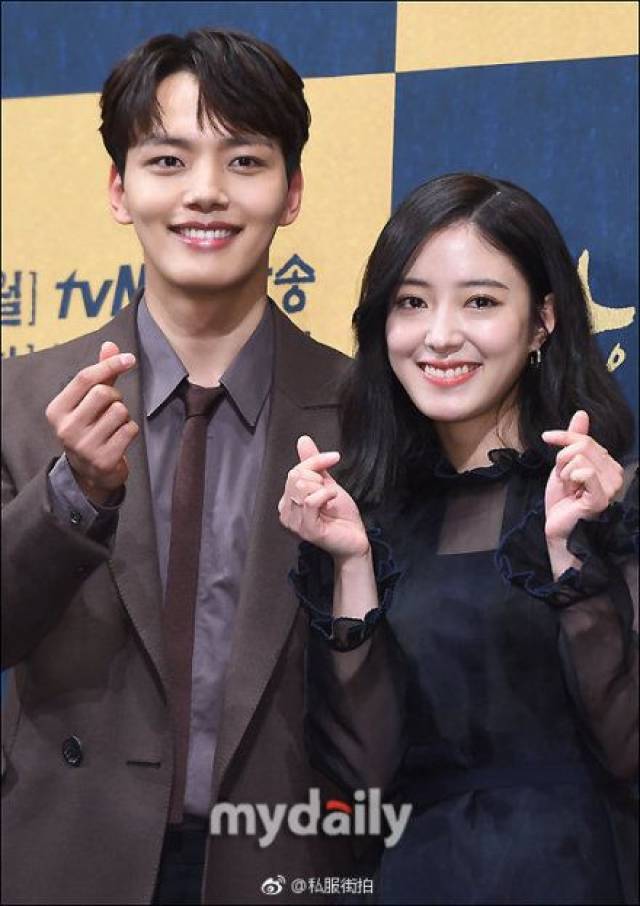 《成为王的男人》吕珍九和李世英共同参加发布会,比心互动高甜