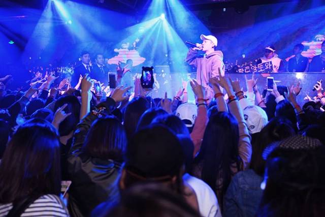 震撼夜场：璀璨明星秀与奇幻主题派对，让你沉醉在舞台魔力中(图2)