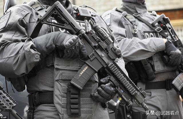 西格sig mcx卡宾枪:是西格武器公司于2013年5月最新推出的一款武器