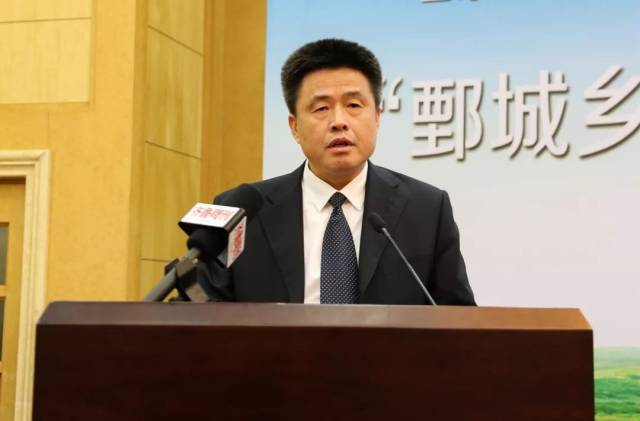 国家开发银行山东省分行行长钟小龙 .