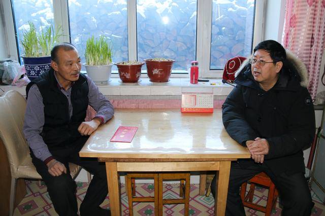 库都尔林业局党委书记董晓斌走访慰问困难职工