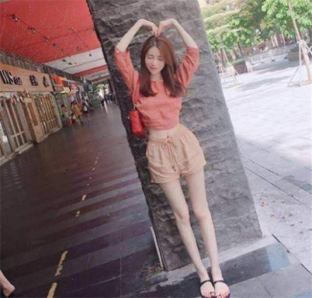 绝地求生:人气最高的吃鸡美女解说,一个很清纯,一个看傻网友!