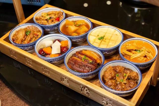 嫩似豆腐 弹嫩鱼肉配上鱼汤,更是香鲜无比 豫 味 八 大 件 这道菜是用