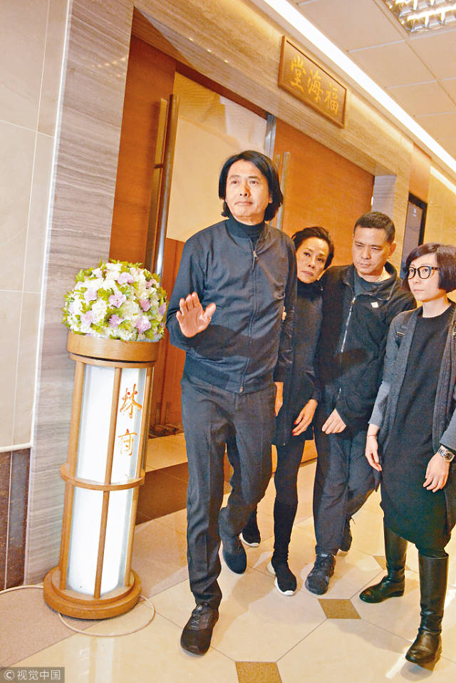 导演杜琪峰,编剧游乃海,导演郑保瑞等现身灵堂送别.