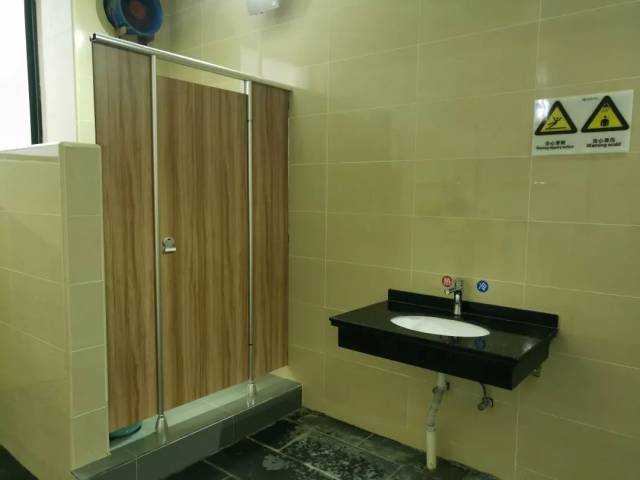 热电厂改造后的卫生间焕然一新.