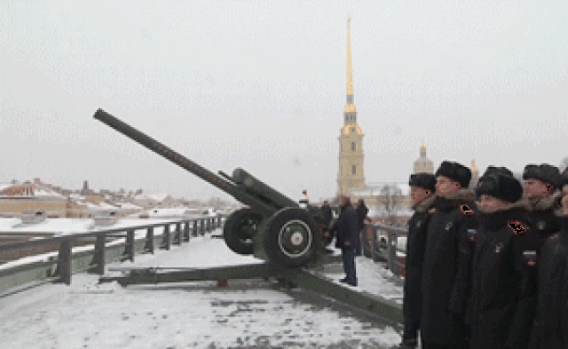 普京本人更是亲自拉动拉杆,发射了122毫米d