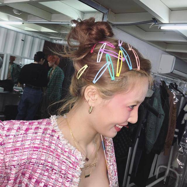 泫雅传将闪婚!最新私照彩色发夹,穿剪破网袜配彩色脚趾甲成潮流