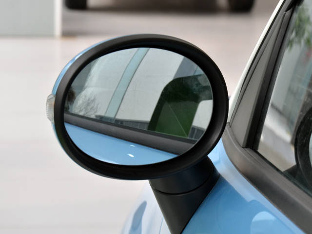 双色椭圆形外后视镜造型可爱,集成有转向灯,支持电动调节.