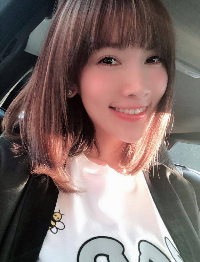 陈若仪晒自拍照说:今天有洗头不戴帽,网友:嫂子也不爱洗头呀!