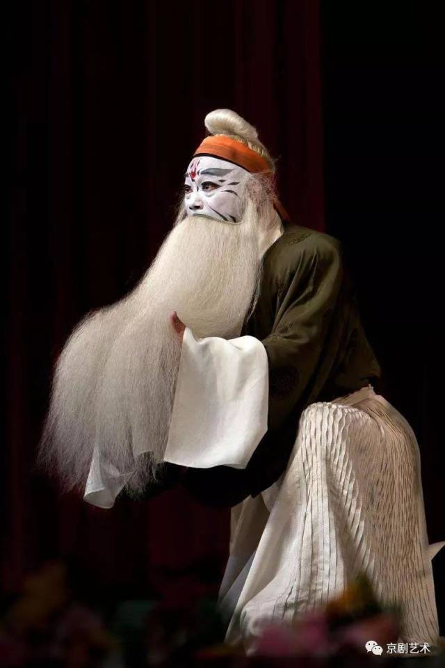 昆曲剧目,1969年分配到天津京剧团工作,此期间,曾向王泉奎及裘派传