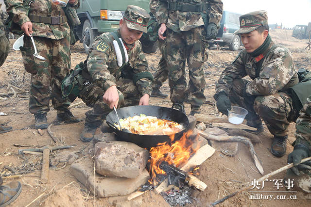 随着部队保障能力不断提升,官兵遂行任务有炊事车伴随保障,但如果小