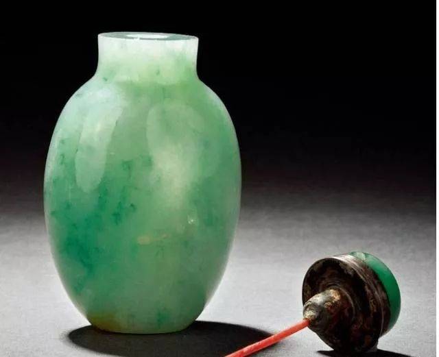 男子挖出价值6000万的清朝翡翠鼻烟壶，差点被换成拖拉机！_搜狐网