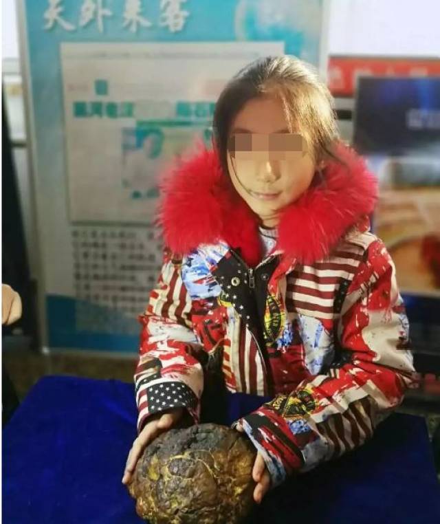 早上 7 时 30 分左右,8周岁女孩吴某某,从通天街与延福街交口果园星城