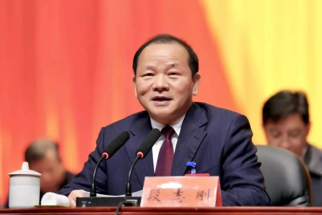 段志刚:"现在我宣布,市十五届人大五次会议闭幕. "