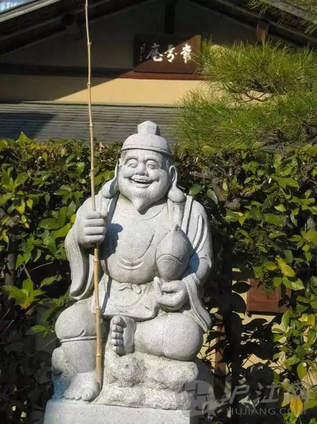 海女潜水,渔民撒网时,有的地方有大喊"惠比寿"的习俗.象征生意兴隆.