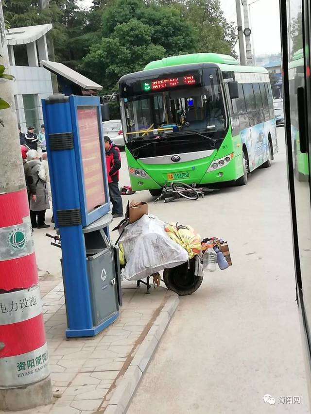 【突发】简阳川空广场附近发生惨烈车祸!老人被公交车卷入车底