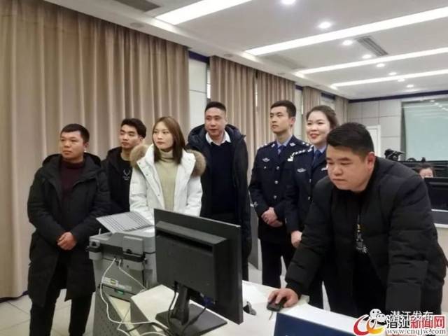 在市公安局指揮中心110接處警大廳,民警對參觀人員詳細講解了接警流程