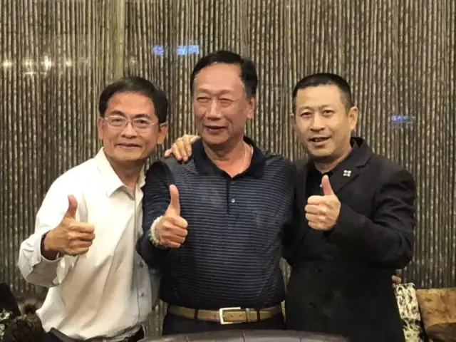 郑慧正(左),富士康董事长郭台铭(中),博爱医院董事