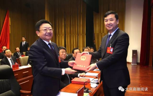 何忠华表示,大会选举我为大庆市人民政府市长,这是各位代表和全市人民