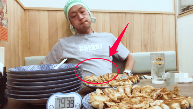 大胃王挑战400个饺子,伸懒腰时却暴露破绽,众