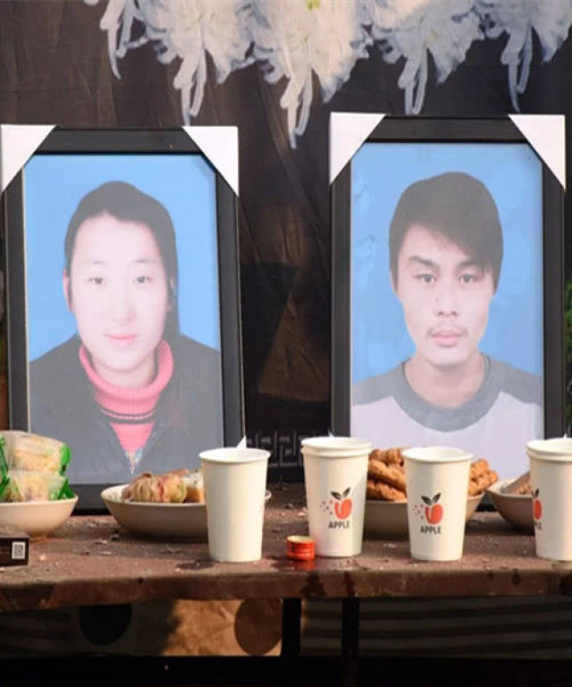 走到在青藏线五道梁附近时,二人决定在大卡车里过夜.