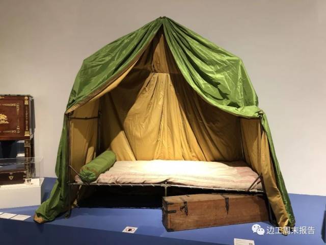 上图是拿破仑的行军床,下图是某王室用床.